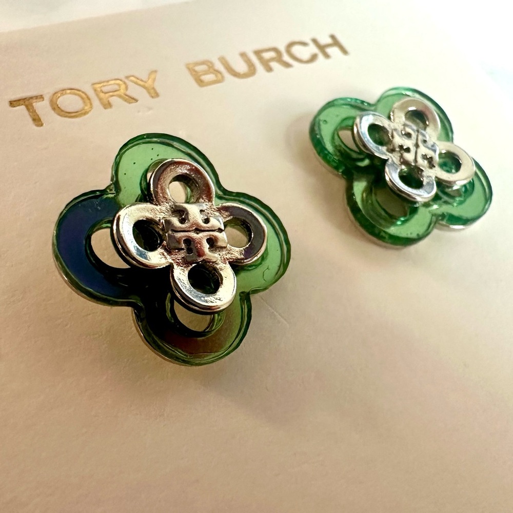 New Tory Burch Kira Clover Stud Earrings in Green and Silver on TB Earring Card